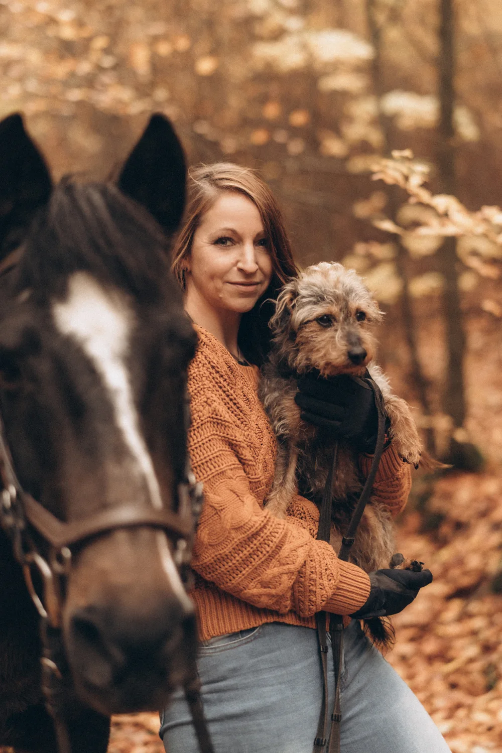 Laura Ziaja mit ihrem Hund und Pferd